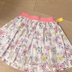 super cute skirt with a rlly nice ribbon that comes with it🌷